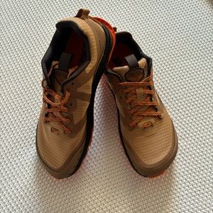 NWOB Altra Lone Peak 6